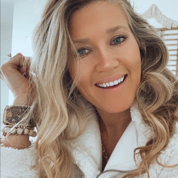 Meet your Posher, Courtney - Picture 1 of 1